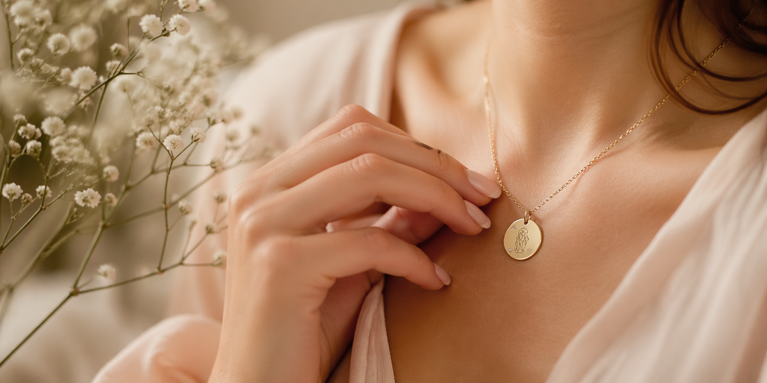 Collier personnalisé pour maman avec gravure discrète, présenté comme idée cadeau pour la Fête des Mères