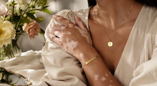 Collier et bracelet personnalisés élégants pour la Fête des Mères dans une ambiance douce et premium