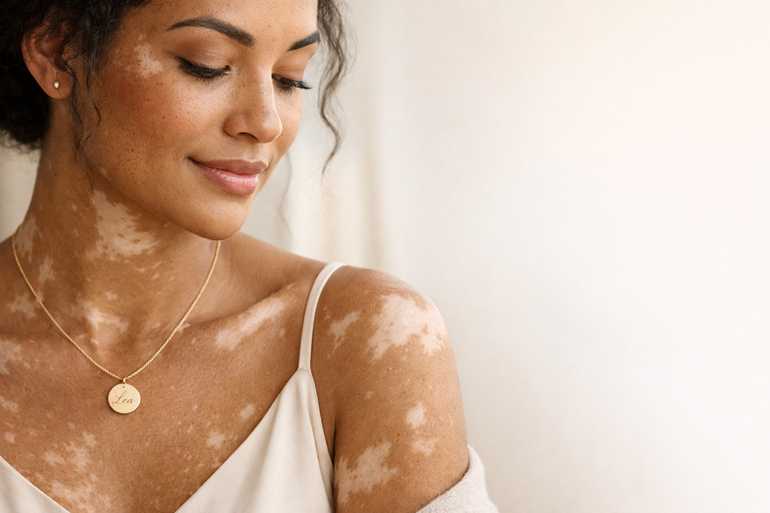 Femme à la peau vitiligo portant un collier personnalisé gravé doré Vanityl