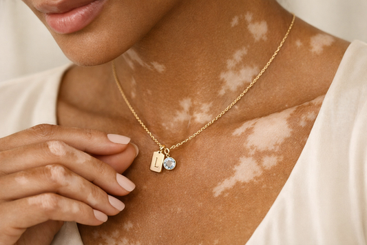 Collier personnalisé gravé avec initiale et pierre de naissance, porté au quotidien par une jeune femme