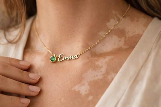 Collier naissance personnalisé gravé avec prénom et pierre de naissance, porté au quotidien par une femme