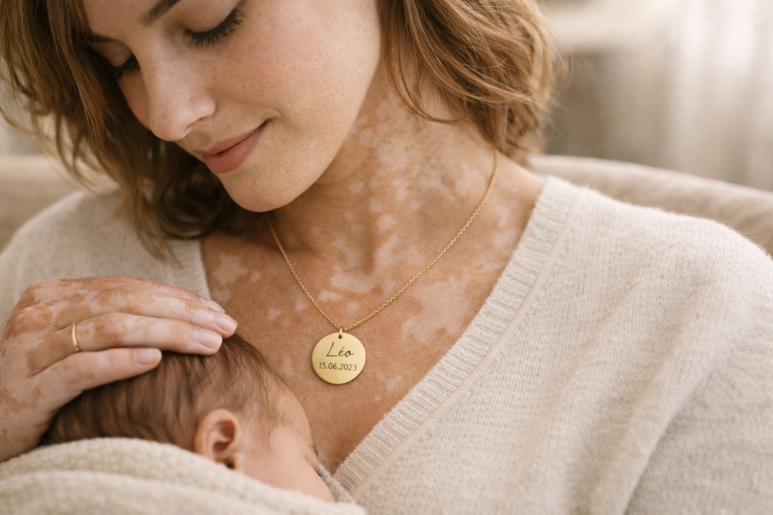 Collier naissance personnalisé gravé avec prénom et date, porté au quotidien par une jeune maman