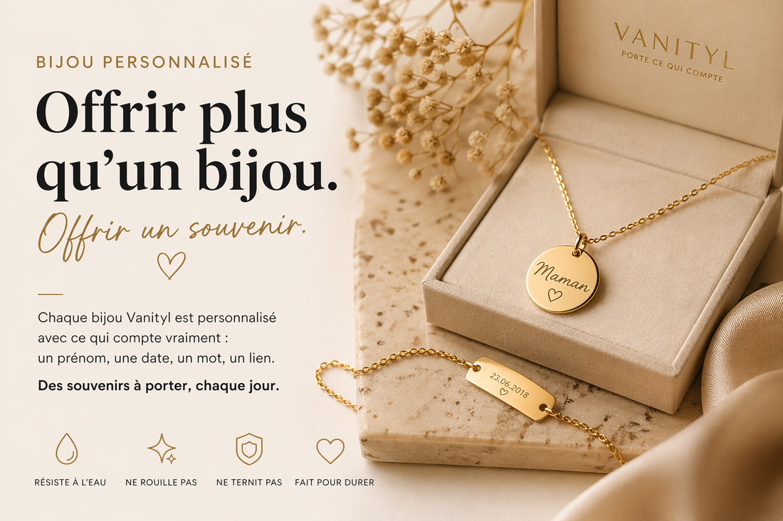 Collier personnalisé pour maman avec gravure discrète, présenté comme idée cadeau pour la Fête des Mères