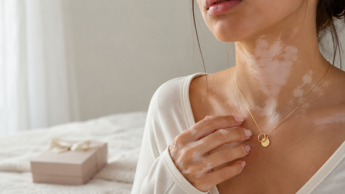 Femme avec vitiligo portant un collier personnalisé près du cœur en souvenir de son papa