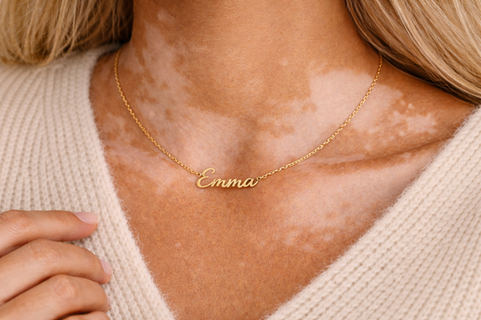Collier prénom personnalisé doré porté au quotidien, bijou souvenir élégant et durable