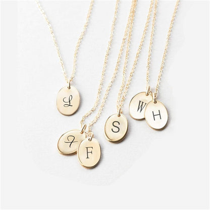 Femme portant le collier Luneria personnalisé avec prénom